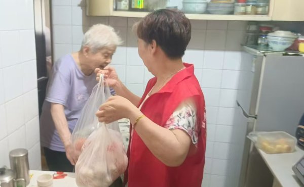 股票配资选股 高温下的上海社区12小时